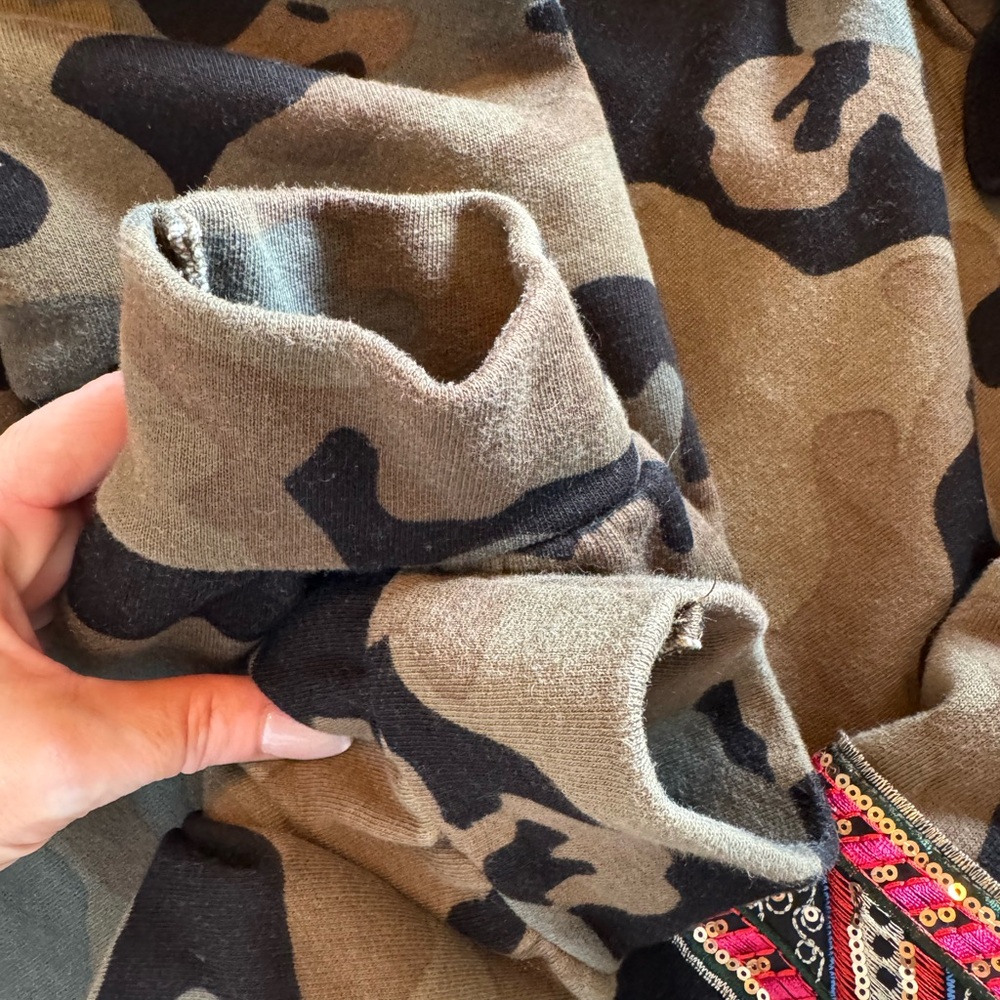 GUC! Zara Camo Hoodie with Embroidered Sleeve Accents, Sz. M - Picture 4 of 5